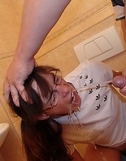 Kinky mature slut gets it coming on the toilet